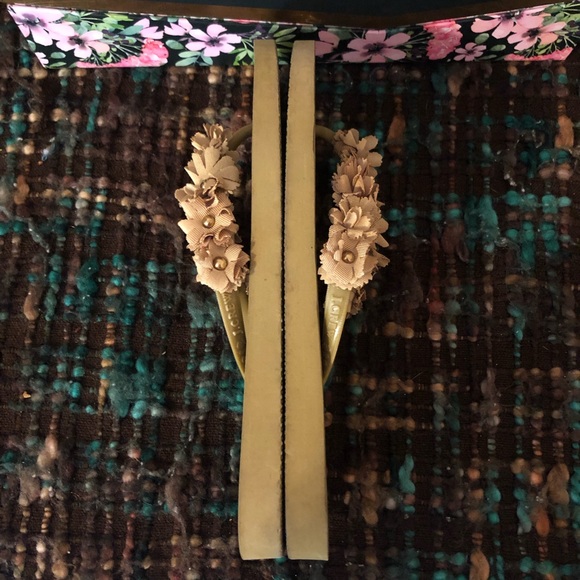 🌟B2G1🌟 J. Crew Tan/Gold Floral Flip Flops - Picture 6 of 10